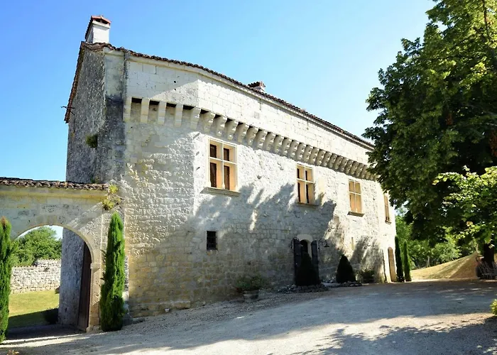 Photo de Castle Retreat Near Villages Saint-Caprais-de-Lerm
