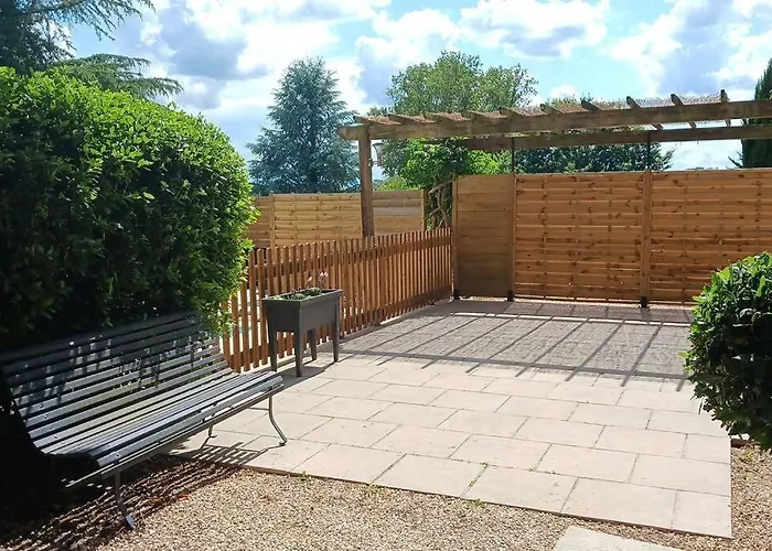 Photo de Gîte à la campagne avec piscine Saint-Barthelemy-d'Agenais