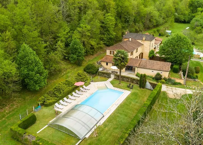 foto di Chic Holiday Home In Siorac En P Rigord With