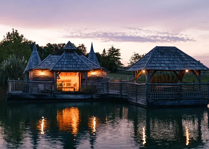 Chateaux Dans Les Arbres Clotte photo