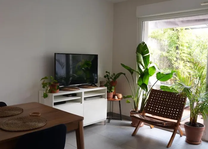 Modern House With Private Garden Βίλα Lormont φωτογραφία