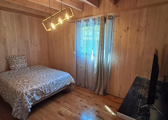 Photo de Chalet Au Calme Avec Piscine Hivernale Chauffee Beauregard-de-Terrasson