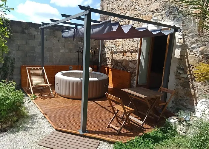 Photo de Gite de 6 à 14 pers avec Piscine-Jacuzzi- Salle des fêtes Bastanes