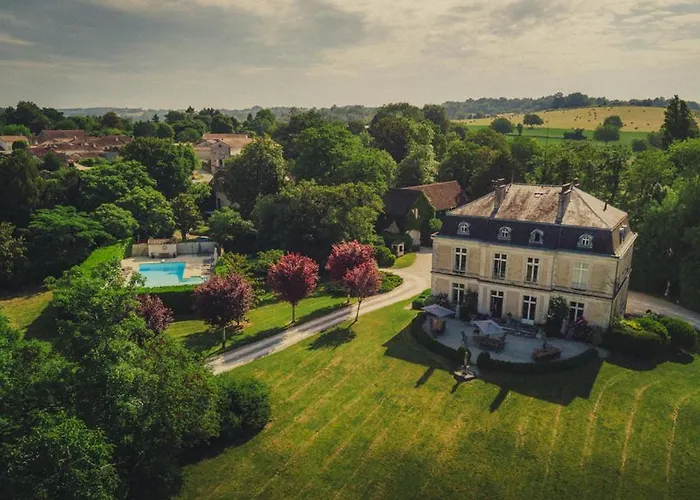 Large 3 Bedroom Property In The Grounds Of A Chateau Saint-Paul-Lizonne Foto